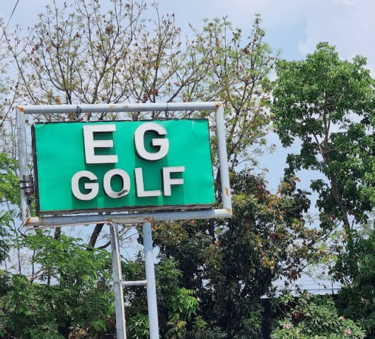 필리핀 EG어학원의 골프연습장을 알리는 초록색 배경의 "EG GOLF" 간판.