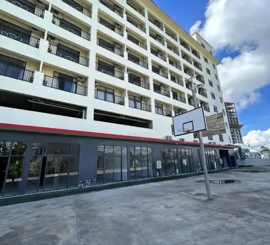 필리핀 세부 B-Cebu 어학원의 건물 외관과 야외 농구장. 가족연수 및 시니어 어학연수 학생들을 위한 시설이 포함된 캠퍼스.