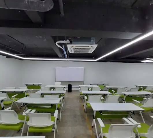 필리핀 세부 B-Cebu 어학원의 강의실 내부. 가족연수 및 시니어 어학연수 학생들을 위한 넓고 현대적인 학습 공간.