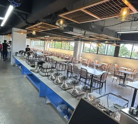 필리핀 세부 B-Cebu 어학원의 식당 내부. 가족연수 및 시니어 어학연수 참가자들을 위한 넓은 식사 공간과 뷔페 스타일 음식 제공.