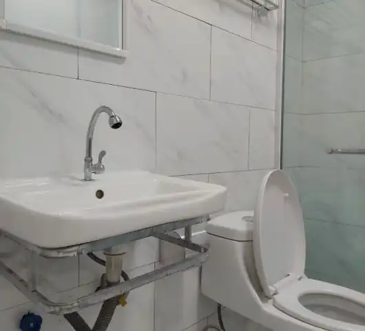 필리핀 세부 B-Cebu 어학원의 기숙사 내 욕실. 가족연수 및 시니어 어학연수를 위한 개인 화장실과 세면대, 샤워 시설.