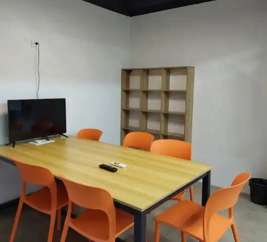 필리핀 세부 B-Cebu 어학원의 그룹 스터디룸. 가족연수 및 시니어 어학연수를 위한 TV와 테이블이 갖춰진 학습 공간.