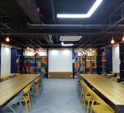 필리핀 세부 B-Cebu 어학원의 도서관. 가족연수 및 시니어 어학연수 학생들을 위한 학습 자료와 넓은 테이블이 마련된 공간.