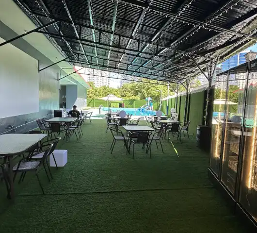 필리핀 세부 B-Cebu 어학원의 야외 휴식 공간과 수영장. 가족연수 및 시니어 어학연수 참가자들이 이용할 수 있는 시설.