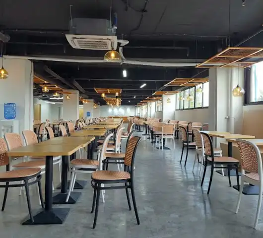 필리핀 세부 B-Cebu 어학원의 학생 식당 내부. 가족연수 및 시니어 어학연수 참가자를 위한 넓고 쾌적한 식사 공간.