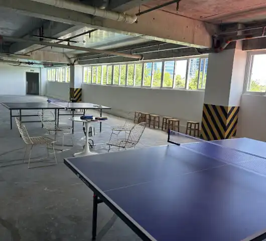 필리핀 세부 B-Cebu 어학원의 탁구장. 가족연수 및 시니어 어학연수 학생들을 위한 여가 활동 공간과 탁구대.