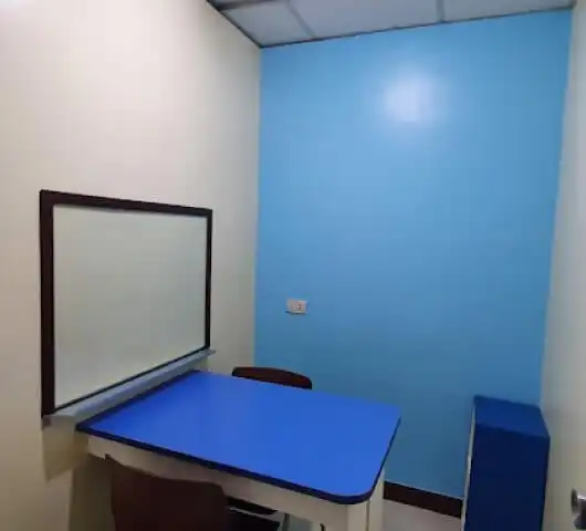 필리핀 BLUEOCEAN(블루오션) 어학원의 1:1 강의실 내부 모습으로, 가족연수와 일반연수 학생들을 위한 학습 공간