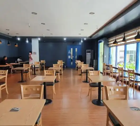 필리핀 BLUEOCEAN(블루오션) 어학원의 카페테리아 내부 모습으로, 가족연수와 일반연수 학생들을 위한 식사 및 휴식 공간