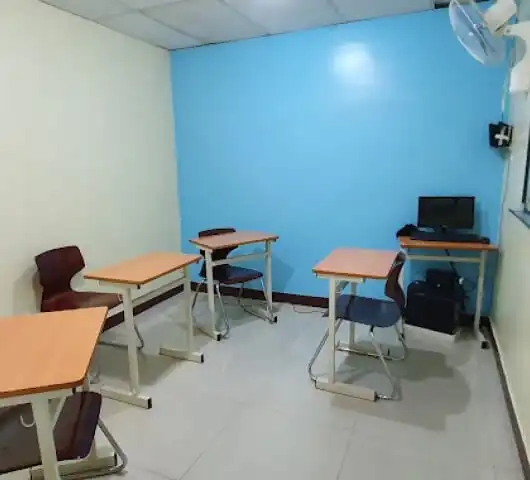 필리핀 블루오션 어학원의 소규모 강의실 내부 모습으로, 가족연수와 일반연수 수업이 진행되는 공간