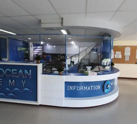 필리핀 BLUEOCEAN 어학원의 리셉션 데스크 전경. 가족연수 및 일반연수 학생을 위한 안내 및 지원 공간