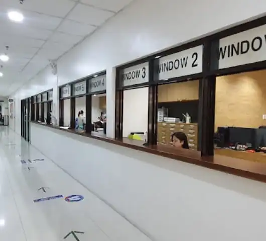 필리핀 EV 어학원의 가족연수 및 일반연수 참가자를 위한 행정 사무실 창구와 복도 전경