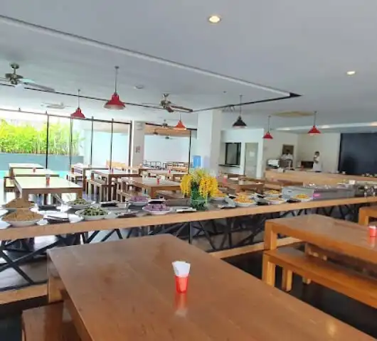 필리핀 EV 어학원의 가족연수 및 일반연수 참가자들을 위한 캠퍼스 식당 내부와 다양한 뷔페 메뉴