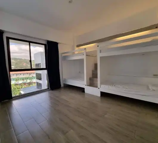 필리핀 EV 어학원 가족연수 및 일반연수 다인실 숙소, 이층 침대와 넓은 창문으로 구성