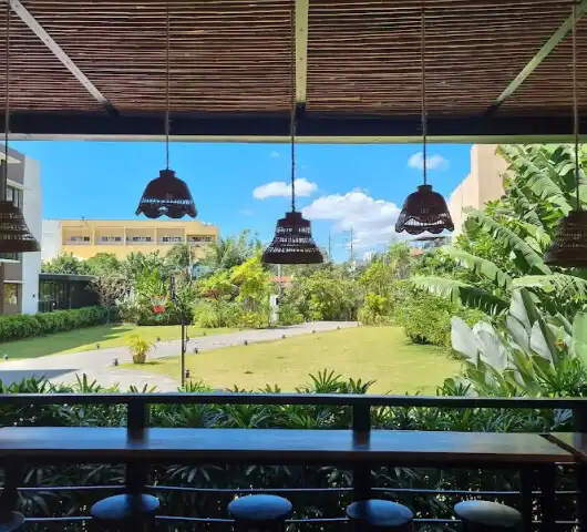 필리핀 EV 어학원의 가족연수 및 일반연수 학생들이 이용할 수 있는 캠퍼스 정원 전망, 자연과 어우러진 휴식 공간.