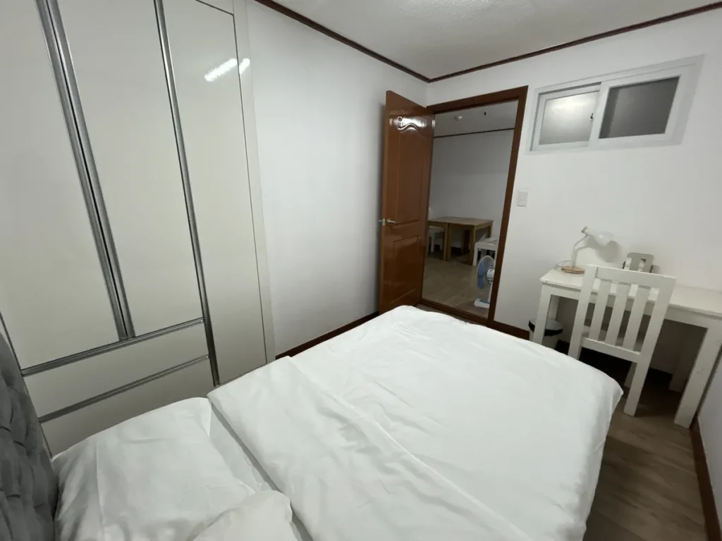 필리핀 바기오 BECI어학원 기숙사 세미 1인실 침대와 붙박이장