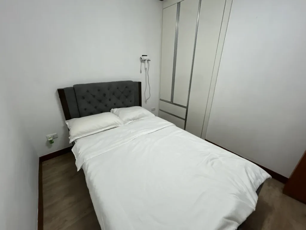 필리핀 바기오 BECI어학원 기숙사 세미 1인실 헤드보드 침대 전경