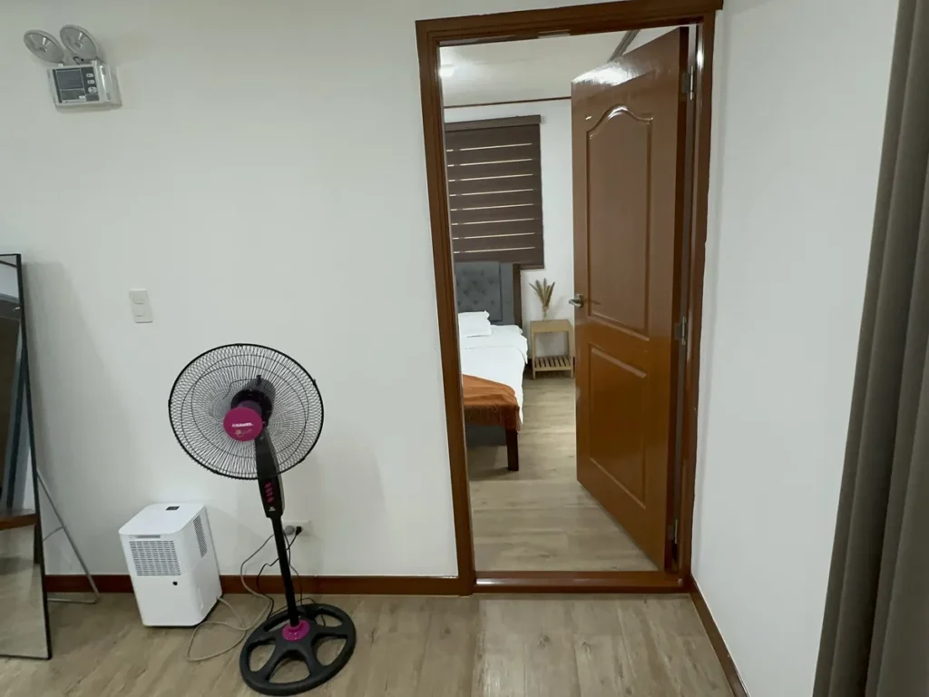 필리핀 바기오 BECI어학원 기숙사 세미 1인실 방문 너머 침실 선풍기