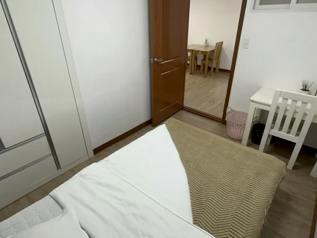 필리핀 바기오 BECI어학원 기숙사 세미 1인실 침대와 책상 화장대