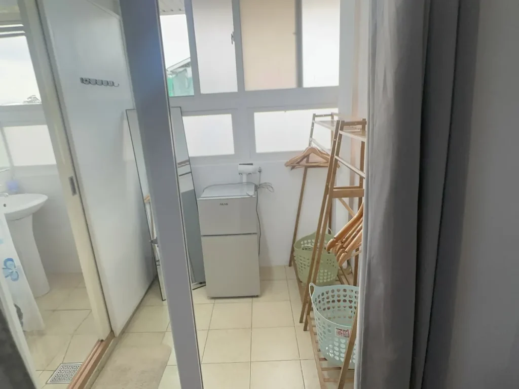 필리핀 바기오 BECI어학원 기숙사 스튜디오 4인실 냉장고와 빨래건조대 세면대