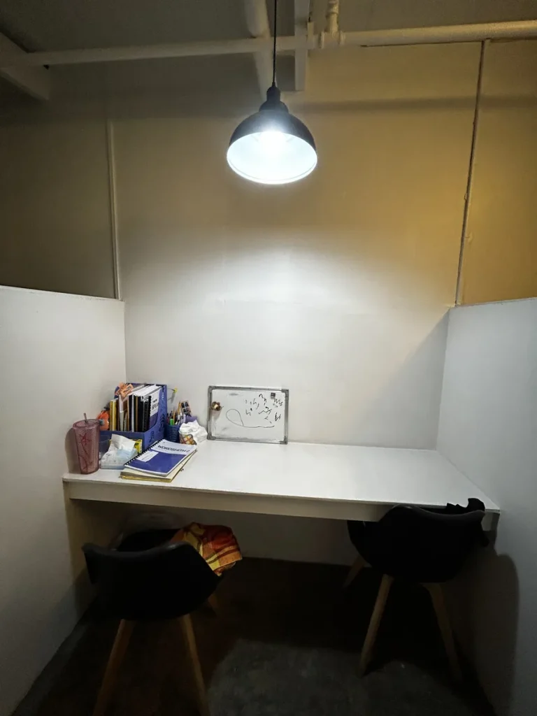 필리핀 바기오 BECI어학원 1대1 수업실 펜던트 조명과 화이트 책상