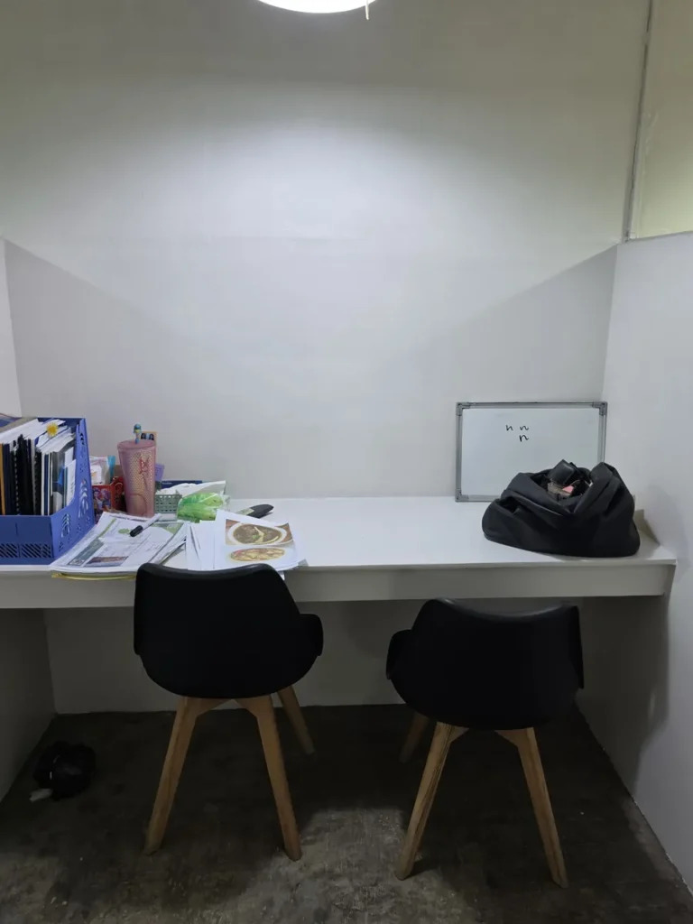 필리핀 바기오 BECI어학원 1대1 수업실 화이트 테이블과 아일렛 조명