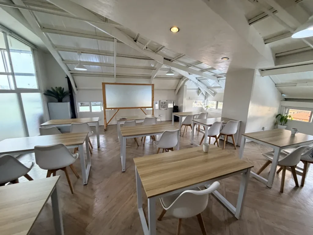 필리핀 바기오 BECI어학원 세미나실 화이트보드와 밝은 조명