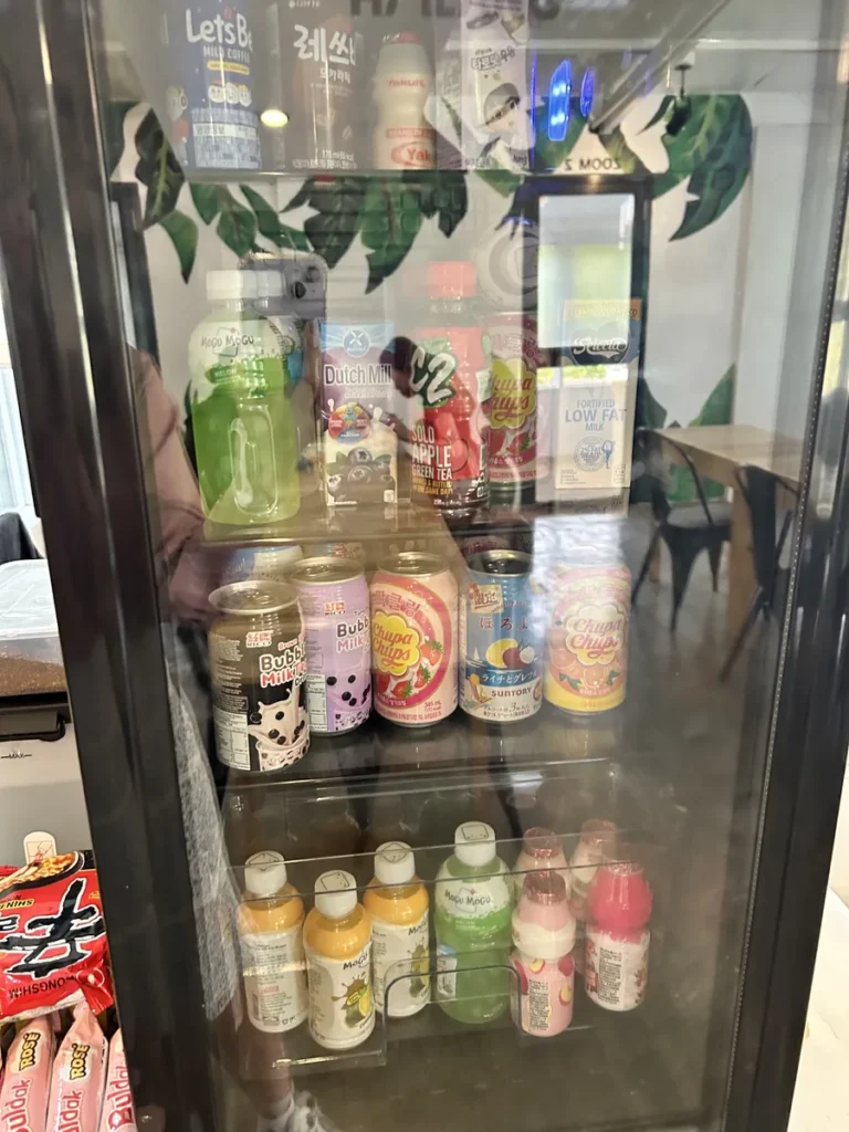 필리핀 바기오 BECI어학원 카페 냉장고에 정렬된 음료수