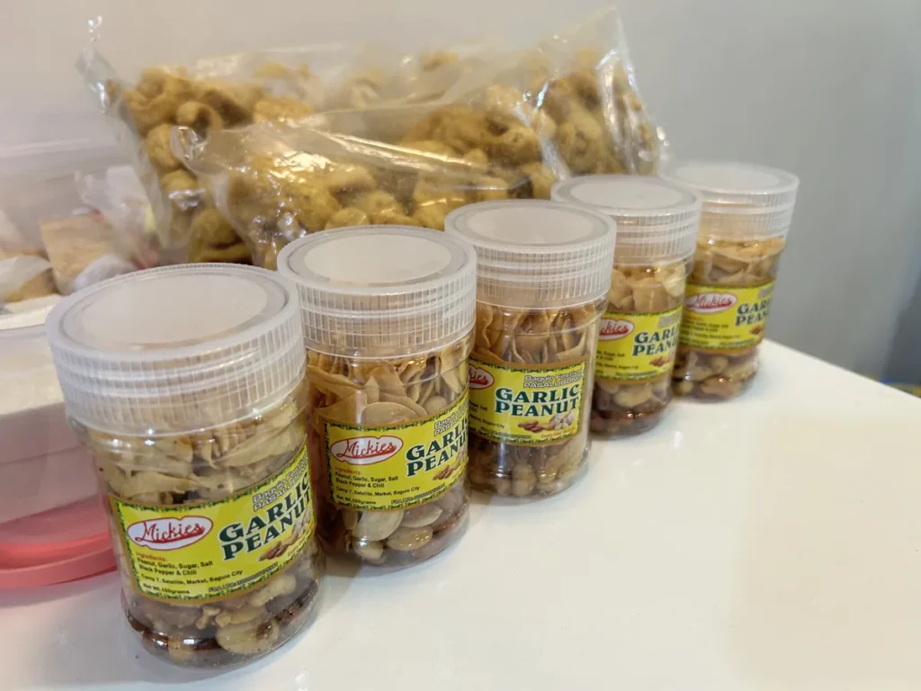 필리핀 바기오 BECI어학원 카페 마늘맛 땅콩을 담은 투명 병들