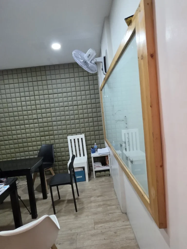 필리핀 바기오 BECI어학원 줌 미팅실 RGB 키보드와 모니터 세트
