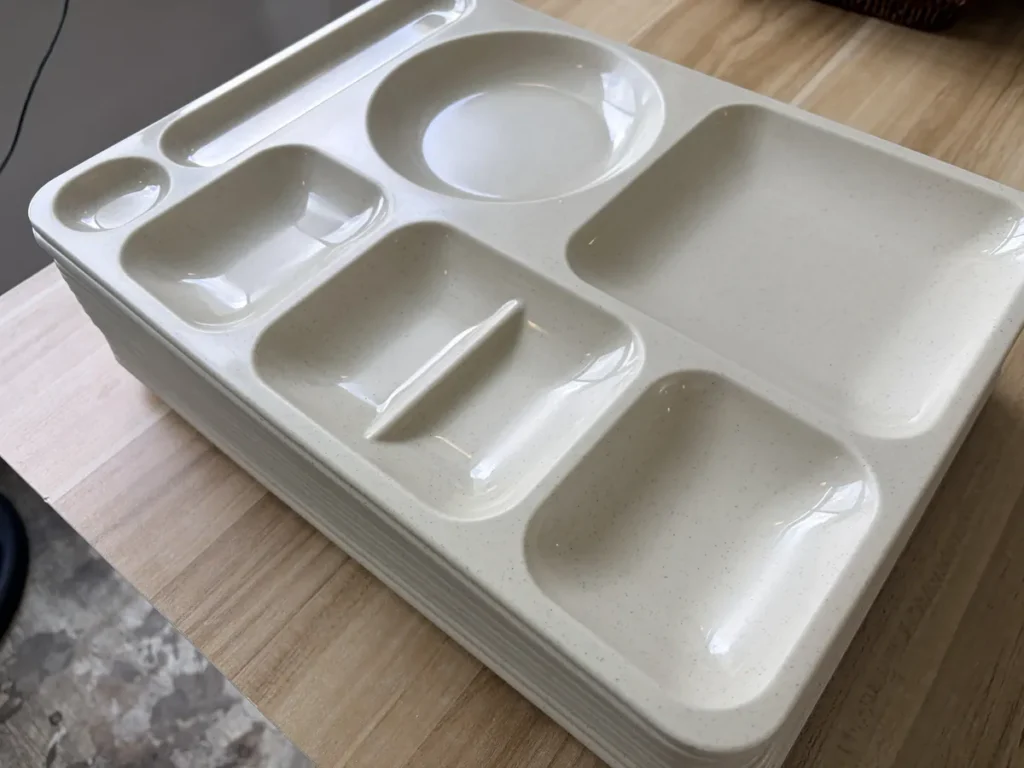 필리핀 바기오 BECI어학원 식당 흰색 칸막이 식판 보관