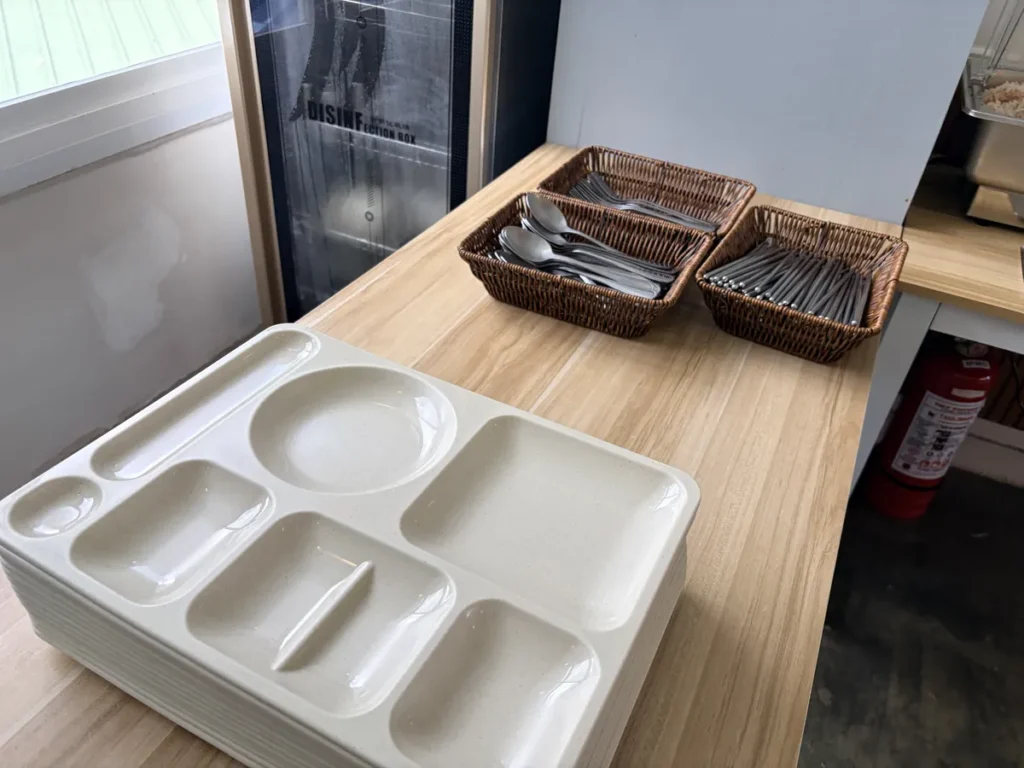 필리핀 바기오 BECI어학원 식당 식판과 수저 배식 준비