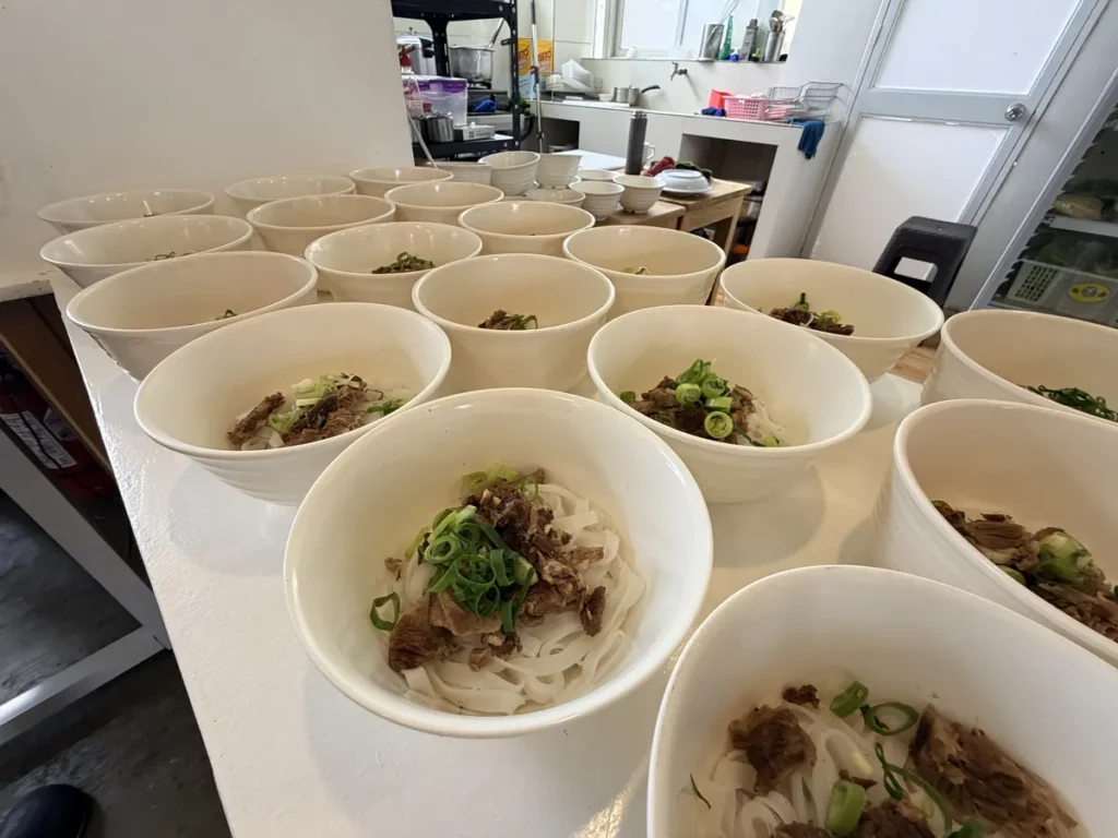 필리핀 바기오 BECI어학원 소고기 쌀국수 그릇 배식