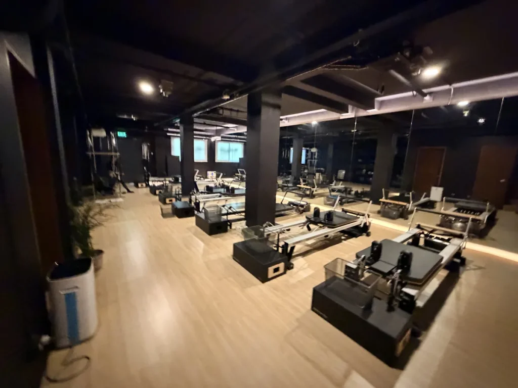 필리핀 바기오 BECI어학원 리포머 갖춘 어두운 필라테스장
