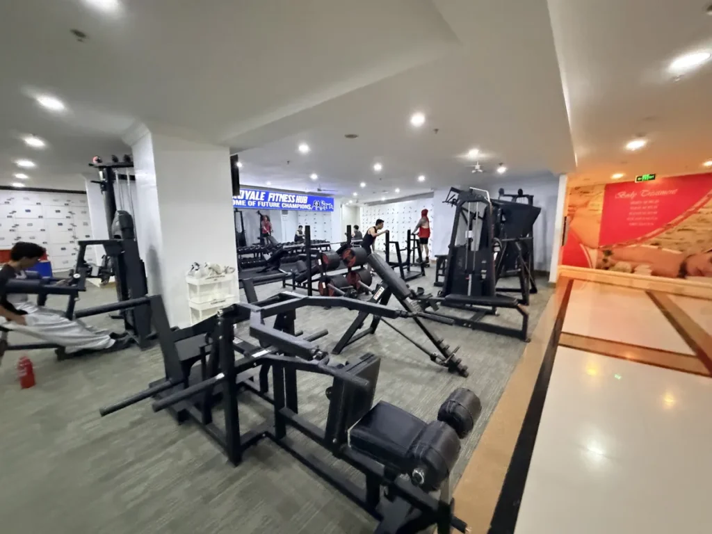 필리핀 바기오 BECI어학원 머신 가득한 넓은 헬스장 전경