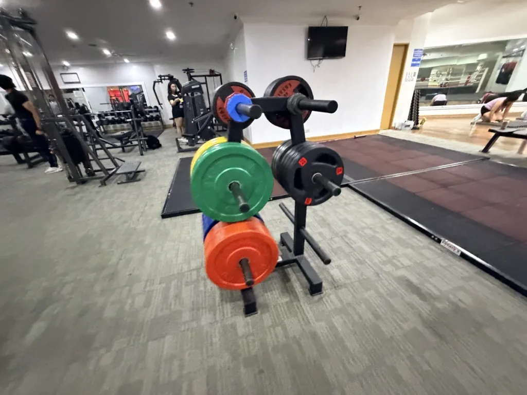 필리핀 바기오 BECI어학원 컬러 원판 바벨과 거울 벽 존