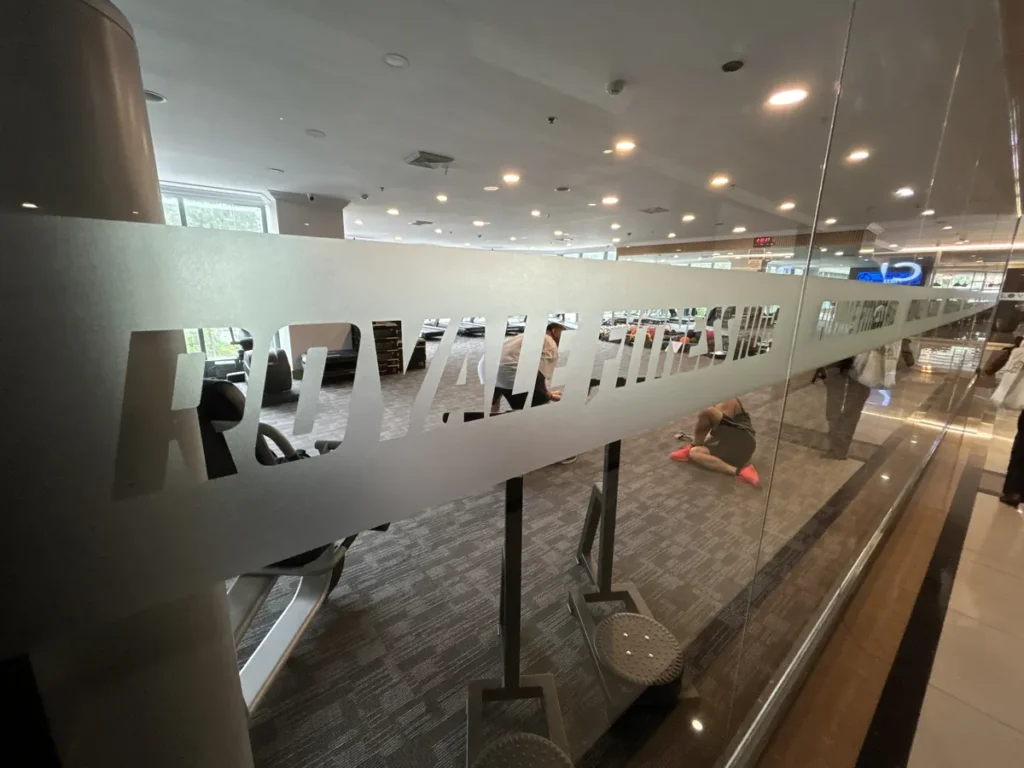 필리핀 바기오 BECI어학원 로얄 피트니스 유리 사인 너머 헬스장
