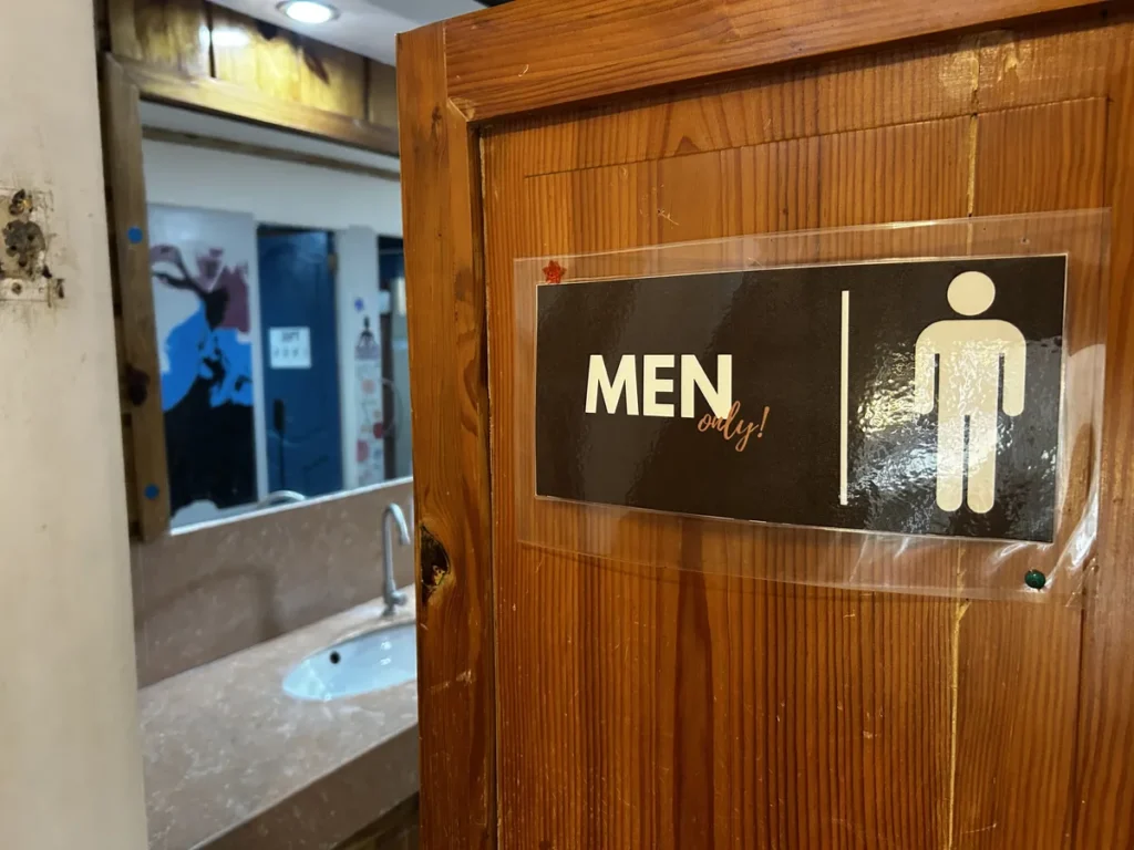 필리핀 바기오 BECI어학원 기숙사 공용화장실 남자(MEN) 출입문