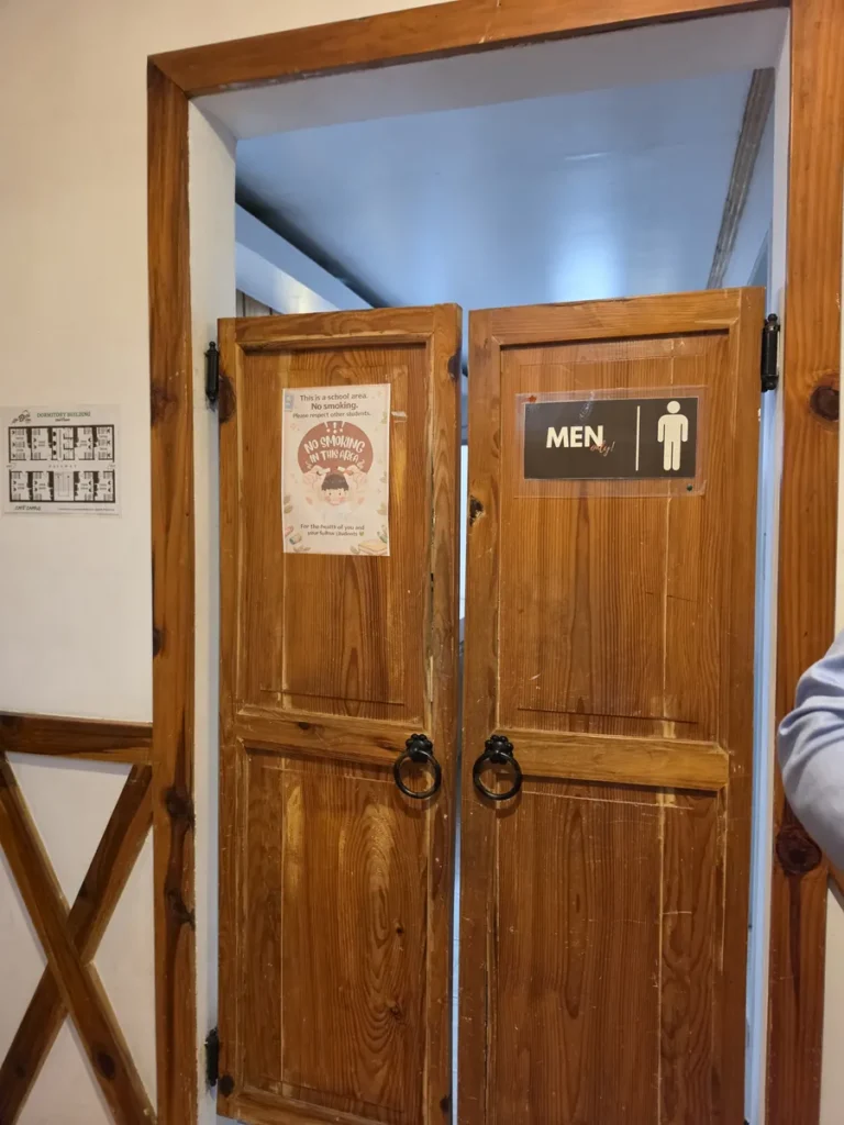 필리핀 바기오 BECI어학원 기숙사 2인실 화장실 출입문