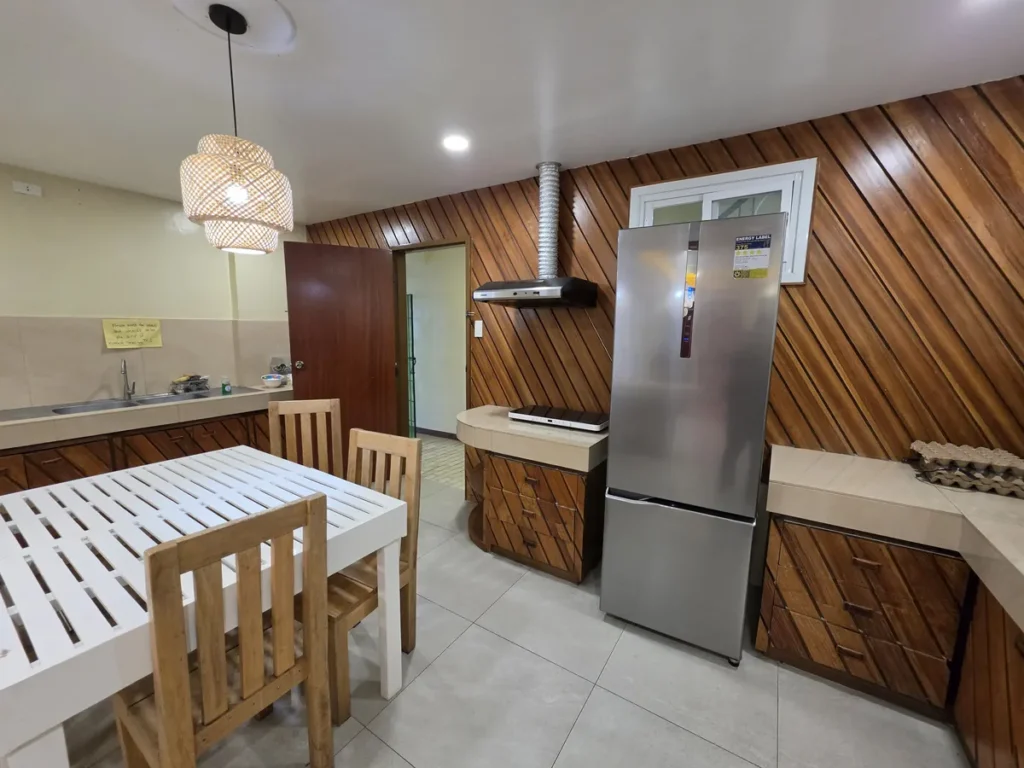 필리핀 바기오 BECI어학원 외부기숙사 맨션 여자동 흰 식탁 주방
