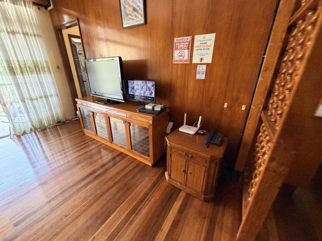 필리핀 바기오 BECI어학원 외부기숙사 맨션 여자동 TV와 우드 라운지