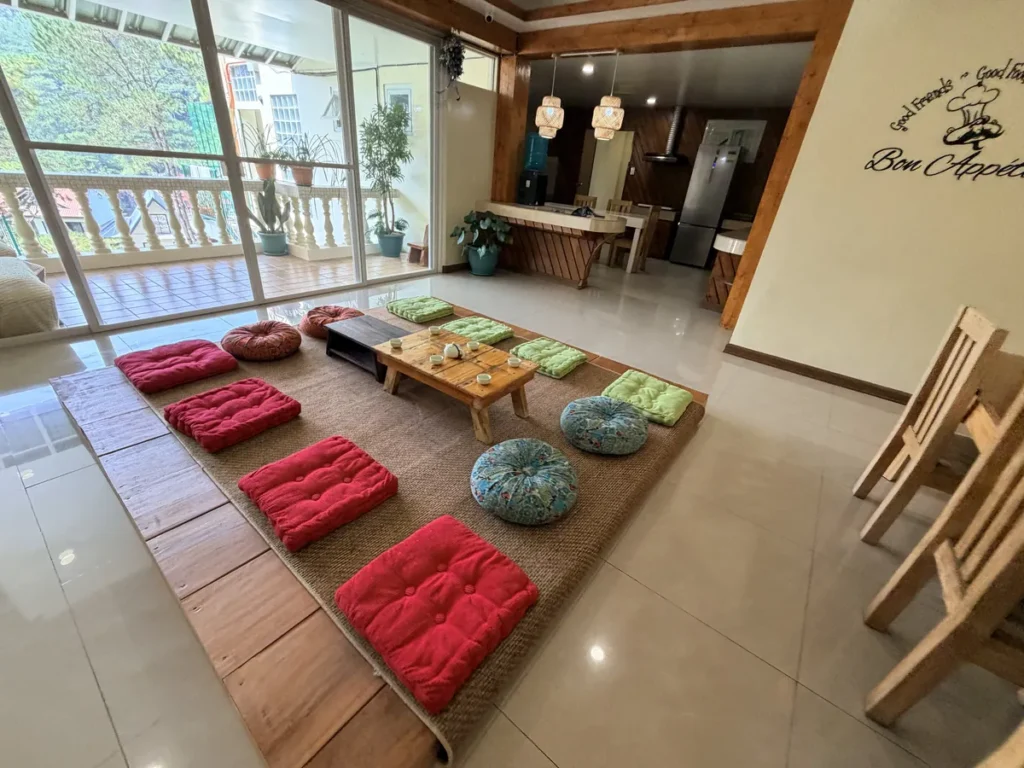 필리핀 바기오 BECI어학원 외부기숙사 맨션 여자동 좌식 거실과 발코니