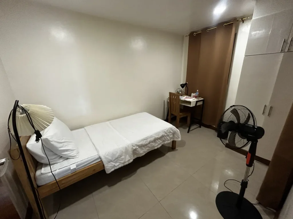 필리핀 바기오 BECI어학원 외부기숙사 맨션 레귤러 남자 1인실 싱글침대와 옷장