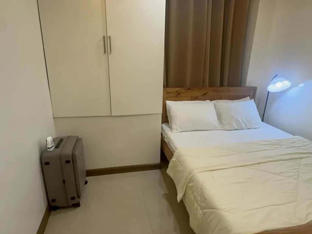 필리핀 바기오 BECI어학원 외부기숙사 맨션 마스터 남자 1인실 침대와 옷장