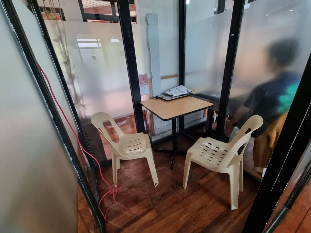 필리핀 바기오 BECI어학원 1대1 강의실 책상과 의자