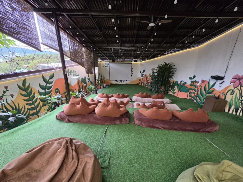 필리핀 바기오 BECI어학원 세미나실 벽화와 빈백 매트