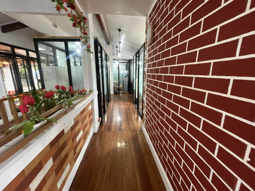 필리핀 바기오 BECI어학원 복도 창가와 식물 장식