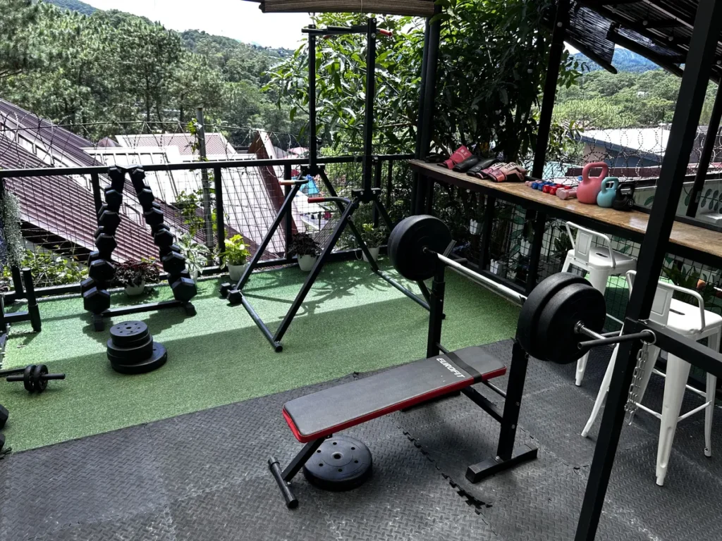필리핀 바기오 BECI어학원 헬스장 벤치프레스와 케틀벨