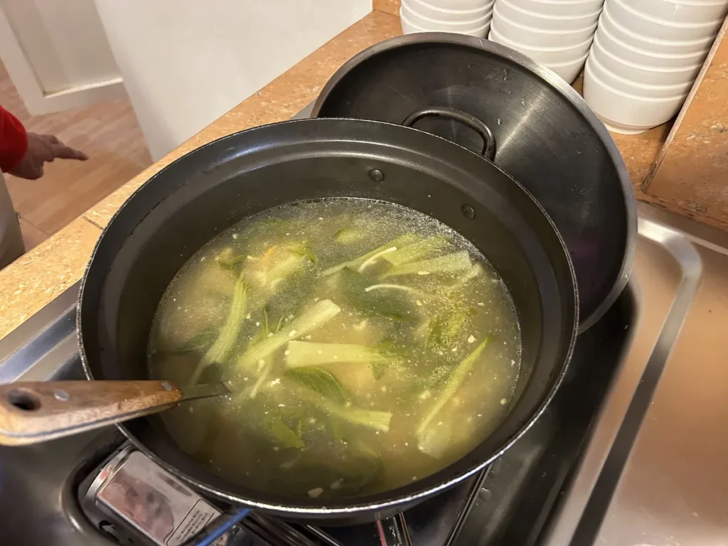 필리핀 바기오 BECI어학원 식사 채소 맑은 국 한 솥