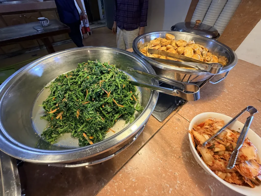 필리핀 바기오 BECI어학원 식사 나물 두부조림 김치 배식