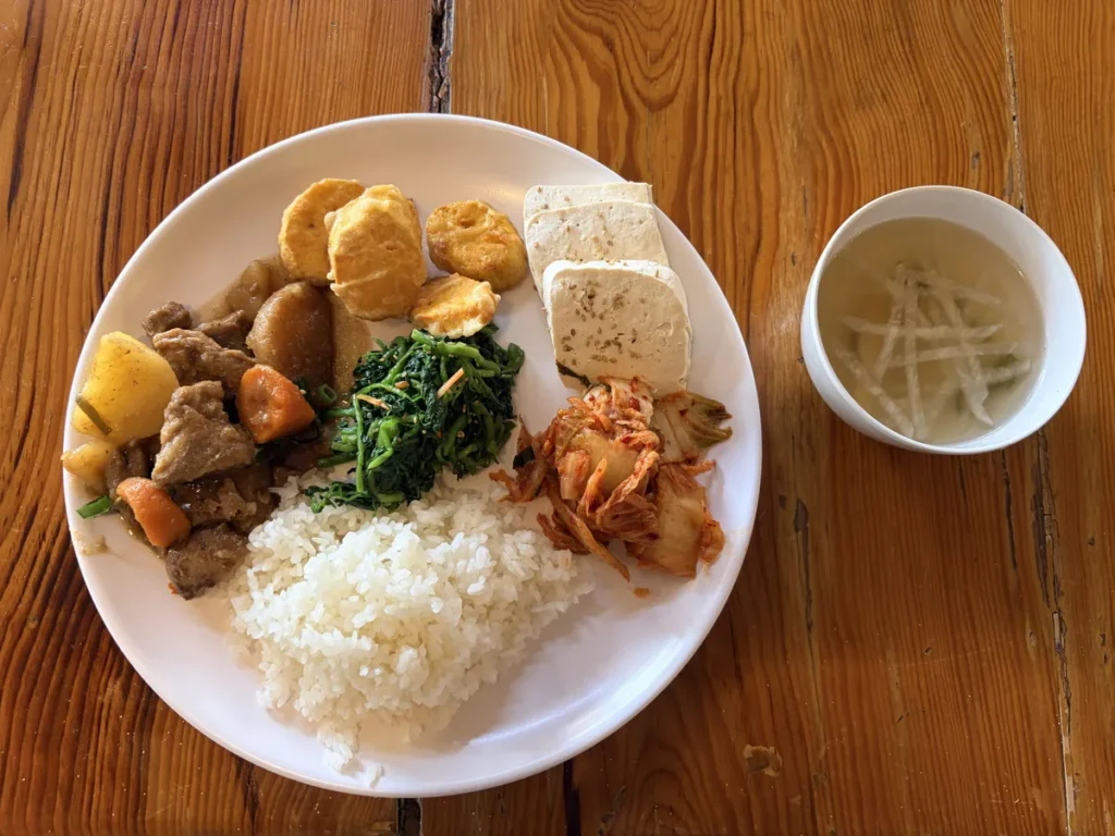 필리핀 바기오 BECI어학원 식사 한식 백반 한 접시와 국